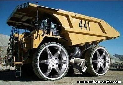 Дрифт на здоровенном самосвале